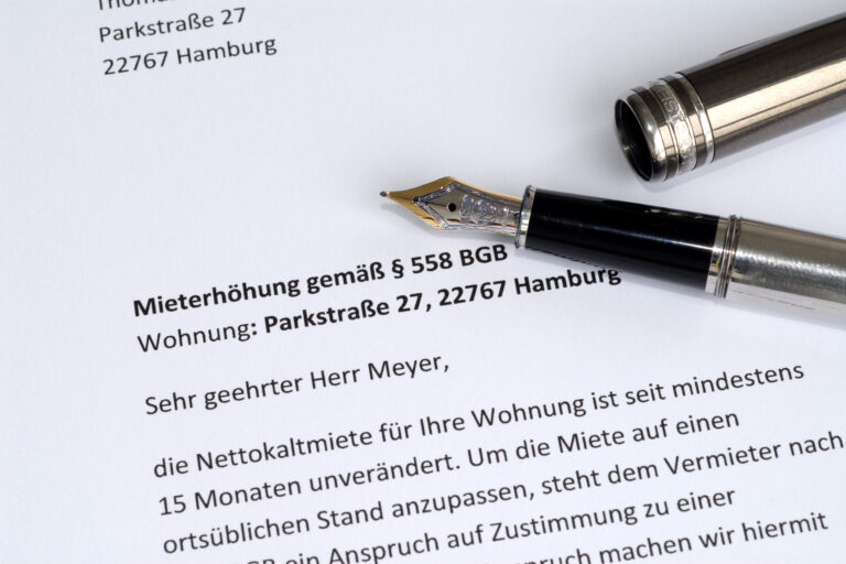 Mieterhöhung, Vermieter, Mieter, Mietvertrag, Vergleichsmiete, ortsüblich, ortsübliche, Erhöhung, Mietzins, § 558 BGB, Bürgerliches Gesetzbuch, Mietrecht, Vertrag, Modernisierung, Betriebskosten, Wohnung, Wohnungsmiete, Raum, Zimmer, wohnen, Paragraf, Paragraph, Rechtsprechung, Miete, Hamburg, Februar 2013, Bild Nr.: N42777
